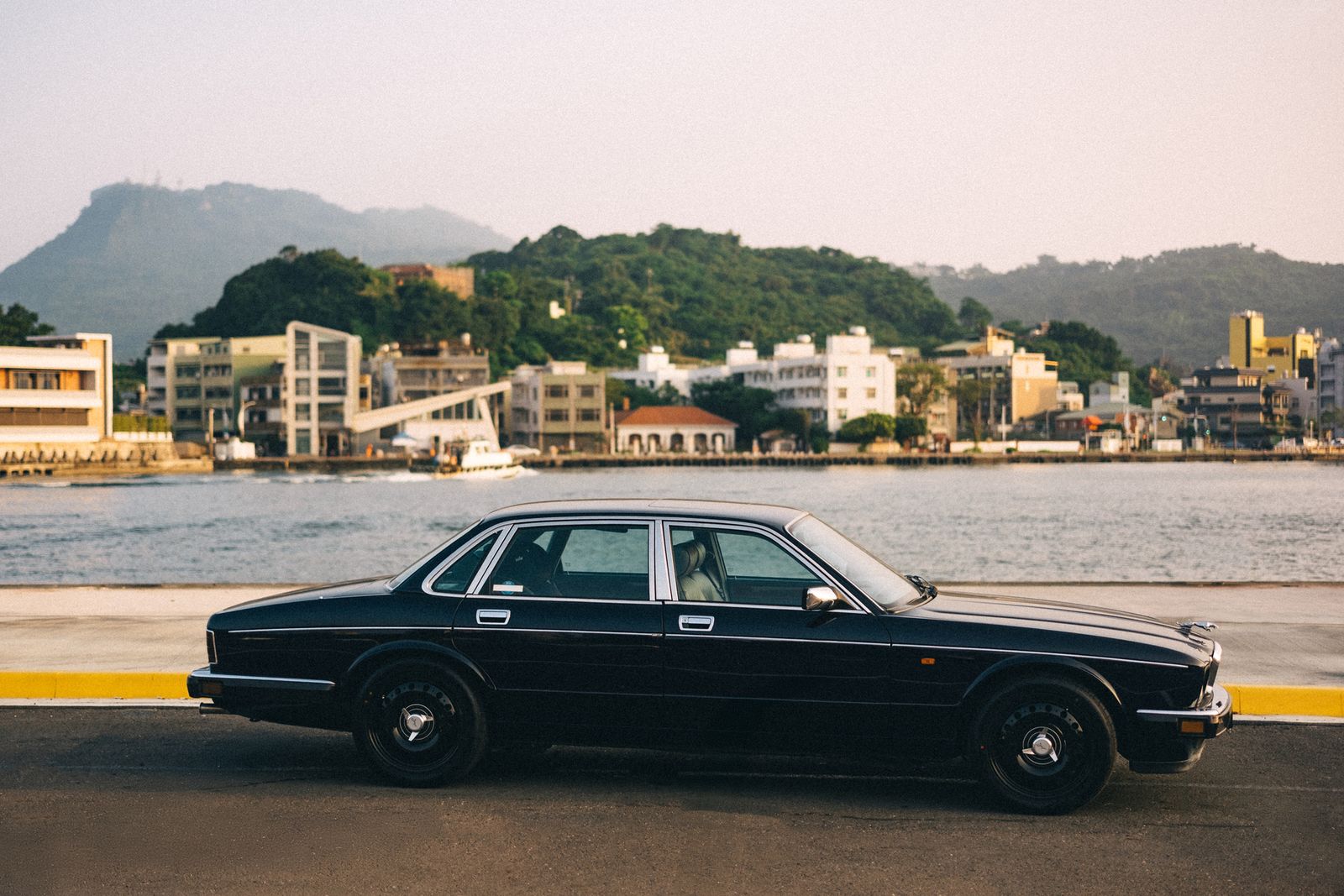 Jaguar XJ40 on Jaeges RJ wheels